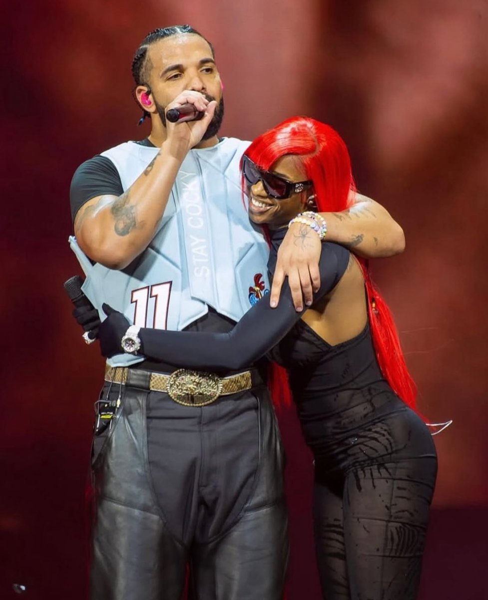 SexyyRed314_'s tweet image. They could never convince me to hate you 💯🩸 @Drake