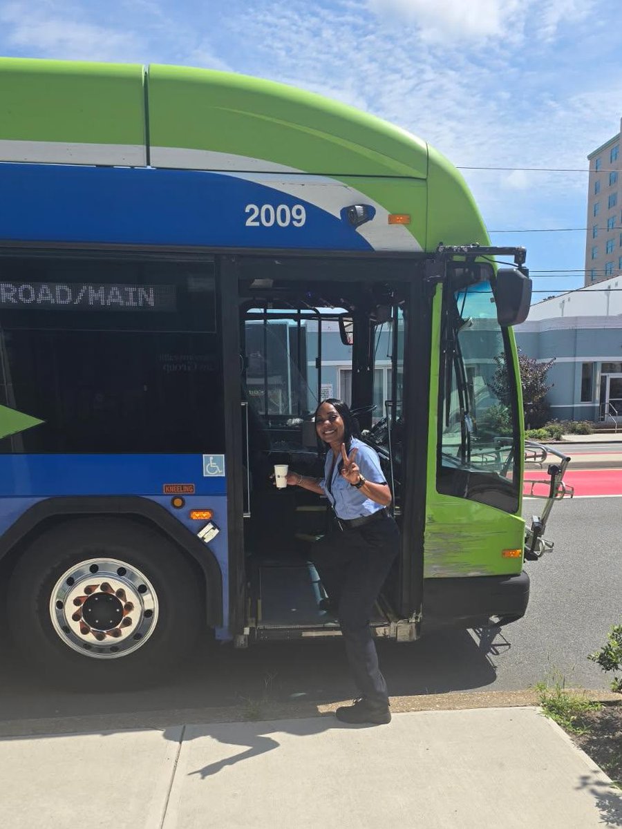 VSPPIO's tweet image. Sr. Trooper Hite & Sgt. Shehan are in Richmond with
@CBS6 serving ice cold lemonade to amazing folks including a @GRTCTransit driver & riders! In support of Anthem LemonAid to Help fight childhood cancer.
To learn more visit: 🍋shorturl.at/Xm2M4