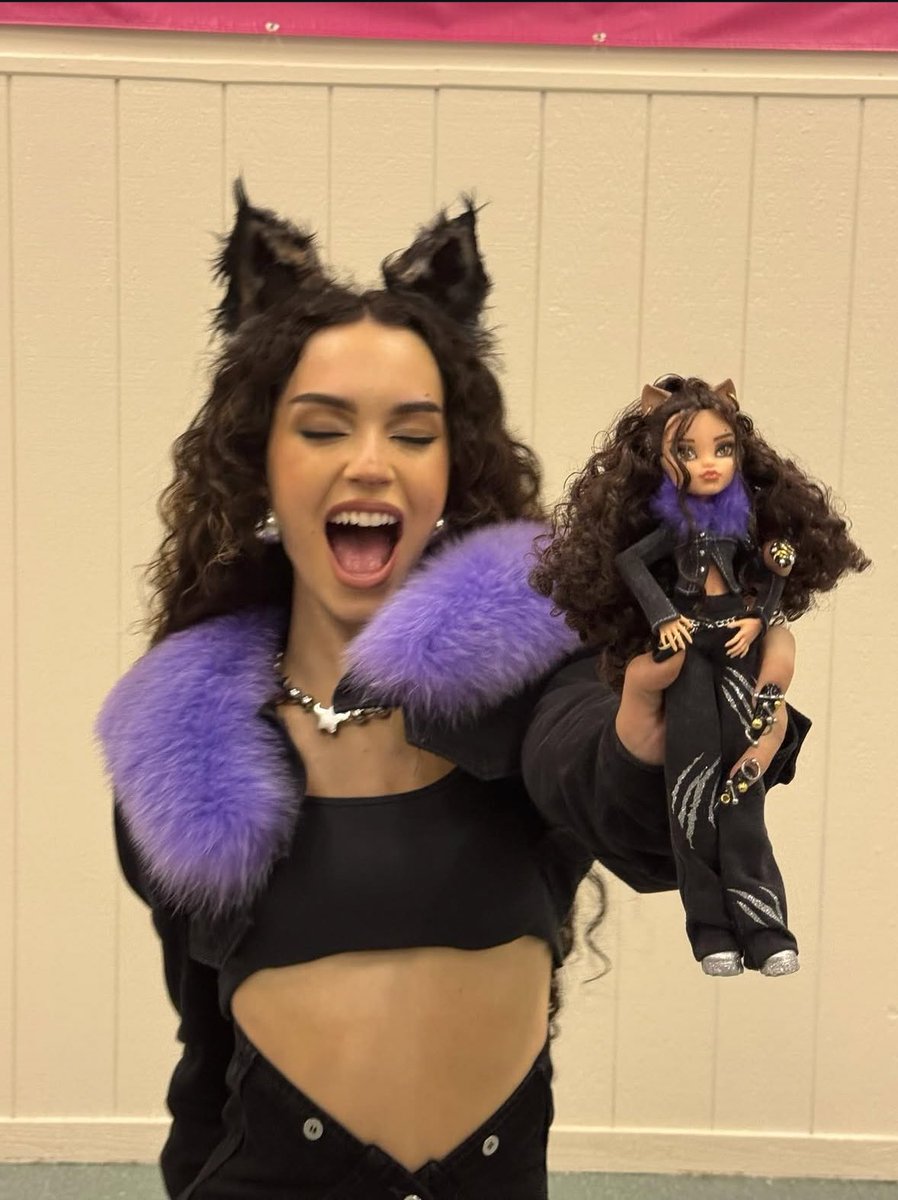daniela and her werewolf doll 🫶

#KATSEYE #DANIELA