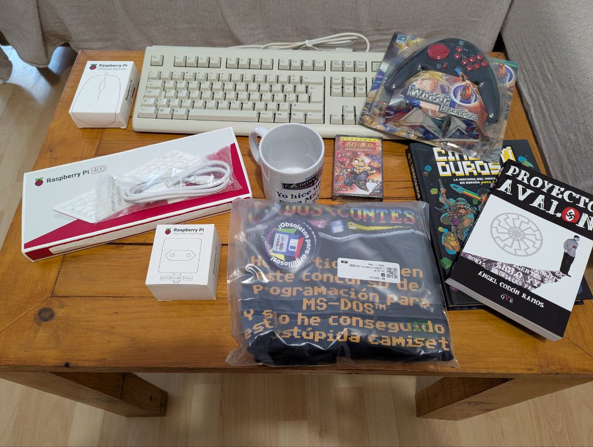 MsDOSClub's tweet image. Mรกs premios del C:\DOS\CONTEST.
Tรบ programas una aventura grรกfica para MS-DOS y te llega un lote como รฉste...