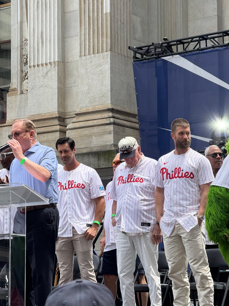 Wronglebowsk's tweet image. The Roots, @Phillies , Phanatic, my friend @JamesPhl96  what more can a man ask for? Philadelphia is the best country on earth. #AllStarGame #RingTheBell