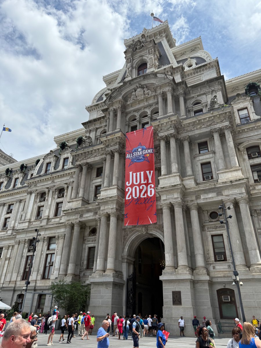Wronglebowsk's tweet image. The Roots, @Phillies , Phanatic, my friend @JamesPhl96  what more can a man ask for? Philadelphia is the best country on earth. #AllStarGame #RingTheBell