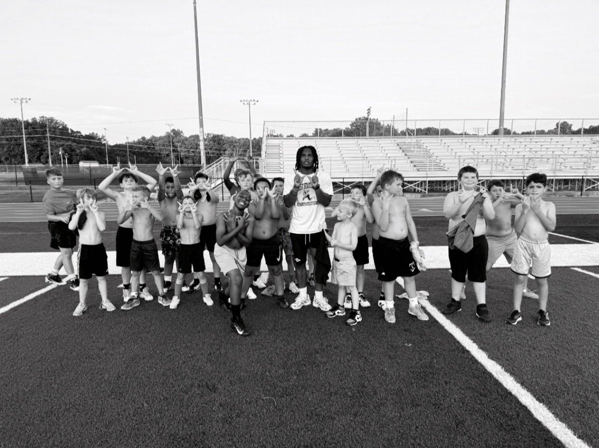 Xedwards8's tweet image. I had a wonderful time at the athens youth football camp. It was great showing the youth how to play the game of football I had so much fun coaching them up🦅. #TPW #Happiness #eagles