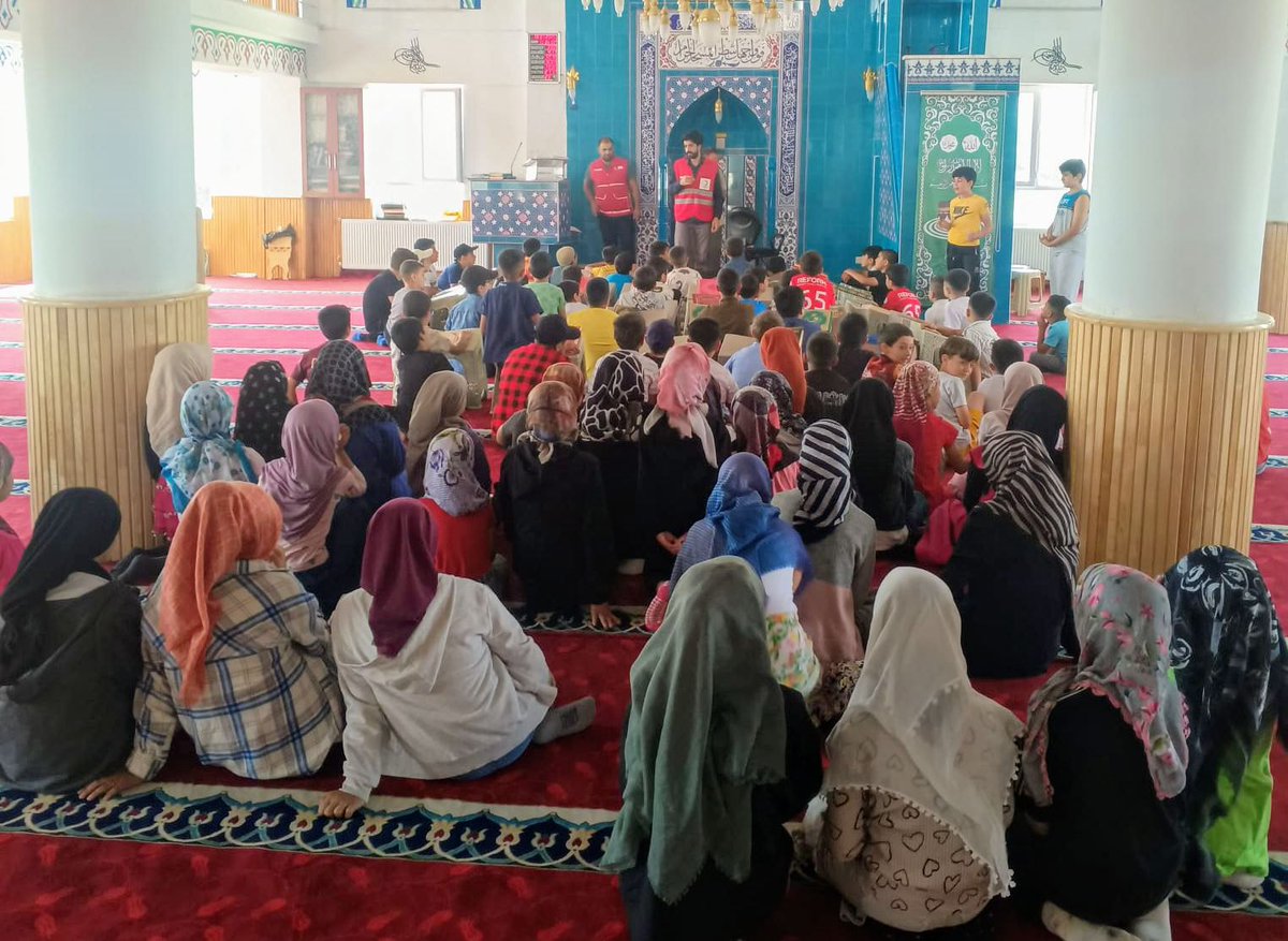 Bugün, Hz. Ömer Camii Kur'an Kursu talebelerini ziyaret ettik. Kızılay'ımız hakkında bilgilendirmede bulunup, Kızılay çıkartmaları ve kitap ayracı hediye ettik. 🌙

#DaimaHazır