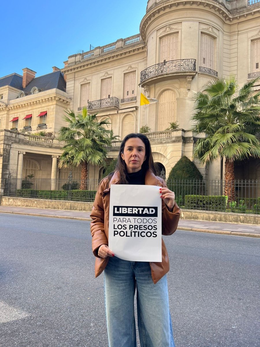 Desde la Nunciatura Apostólica en Buenos Aires, acompañamos la convocatoria realizada por los familiares de los presos políticos en Venezuela, quienes piden al Vaticano que medie por la libertad de los casi mil inocentes que continúan secuestrados por el régimen de Nicolás