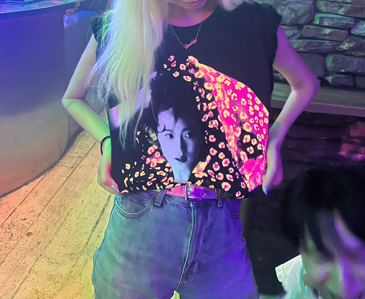 アイミス明菜さんブルーライトで光ります