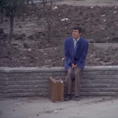 uuthbey's tweet photo. köylük yerde arabaya giren sineği şehir merkezinde fark edip çıkardım. şöyle takılıyordur şimdi. https://t.co/ypDYpX4TKT