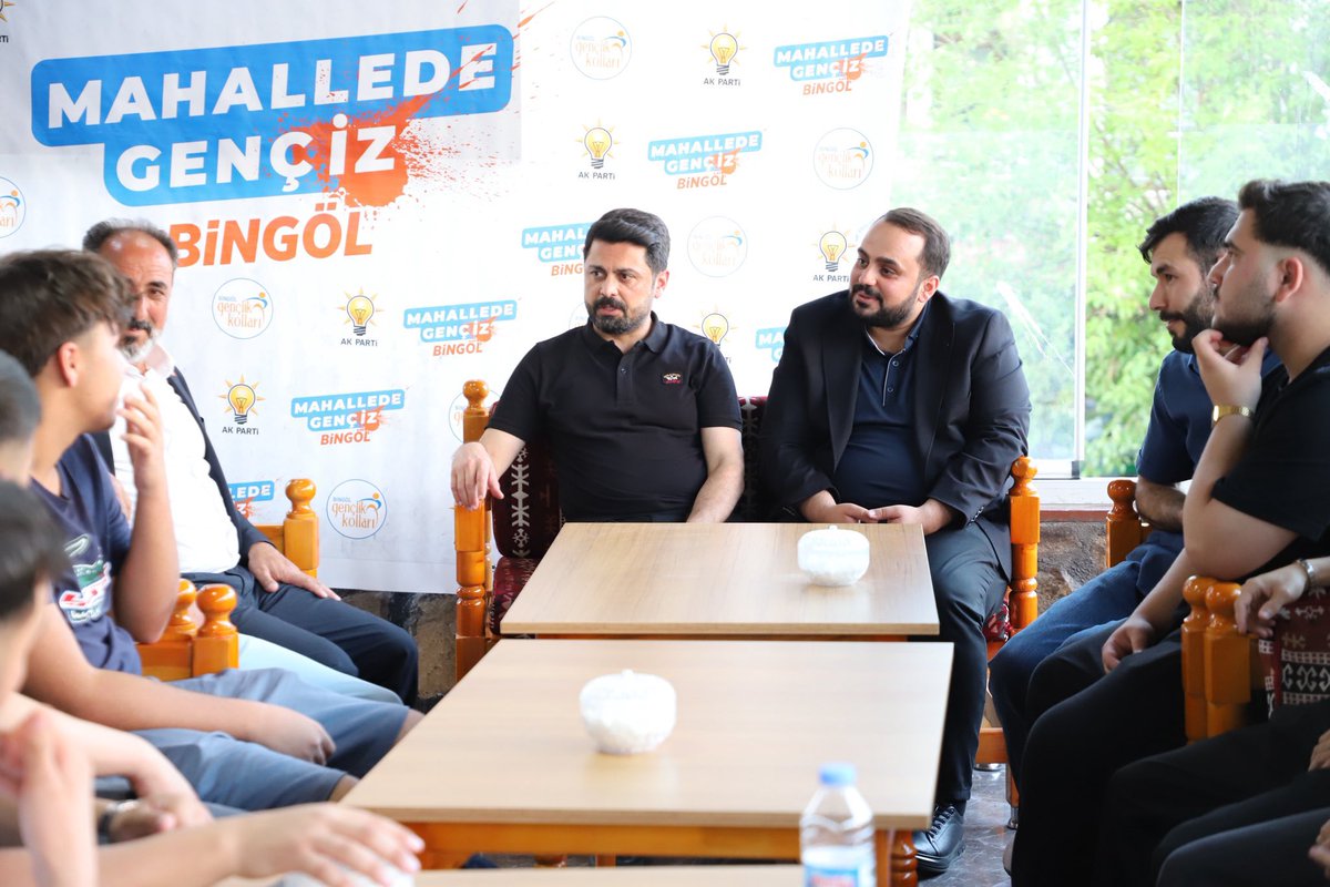 Şehit Mustafa Gündoğdu Mahallesi'nde değerli genç kardeşlerimizle bir araya gelerek sohbet ettik. Bu buluşmada, gençlerimizin yoğun ilgisiyle karşılaştığımız samimi bir ortamda, hem avukatlık mesleğinin inceliklerini hem de siyasi tecrübelerimizi tüm açıklığıyla paylaştık.