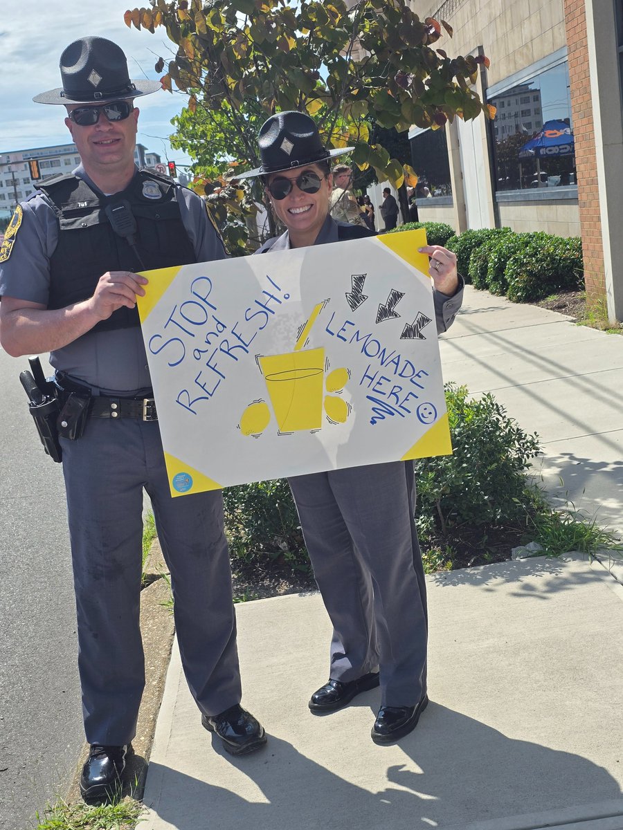 VSPPIO's tweet image. Sr. Trooper Hite & Sgt. Shehan are in Richmond with
@CBS6 serving ice cold lemonade to amazing folks including a @GRTCTransit driver & riders! In support of Anthem LemonAid to Help fight childhood cancer.
To learn more visit: 🍋shorturl.at/Xm2M4