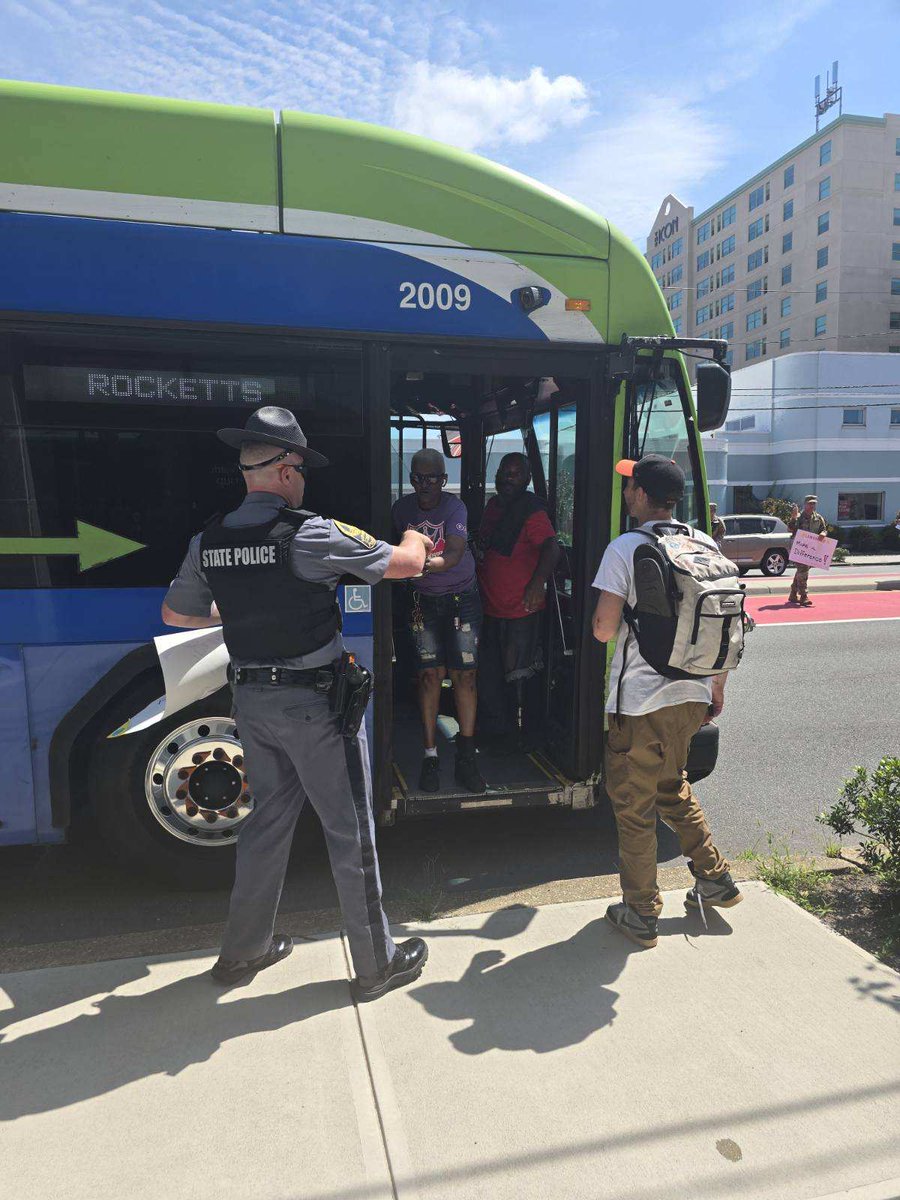 VSPPIO's tweet image. Sr. Trooper Hite & Sgt. Shehan are in Richmond with
@CBS6 serving ice cold lemonade to amazing folks including a @GRTCTransit driver & riders! In support of Anthem LemonAid to Help fight childhood cancer.
To learn more visit: 🍋shorturl.at/Xm2M4