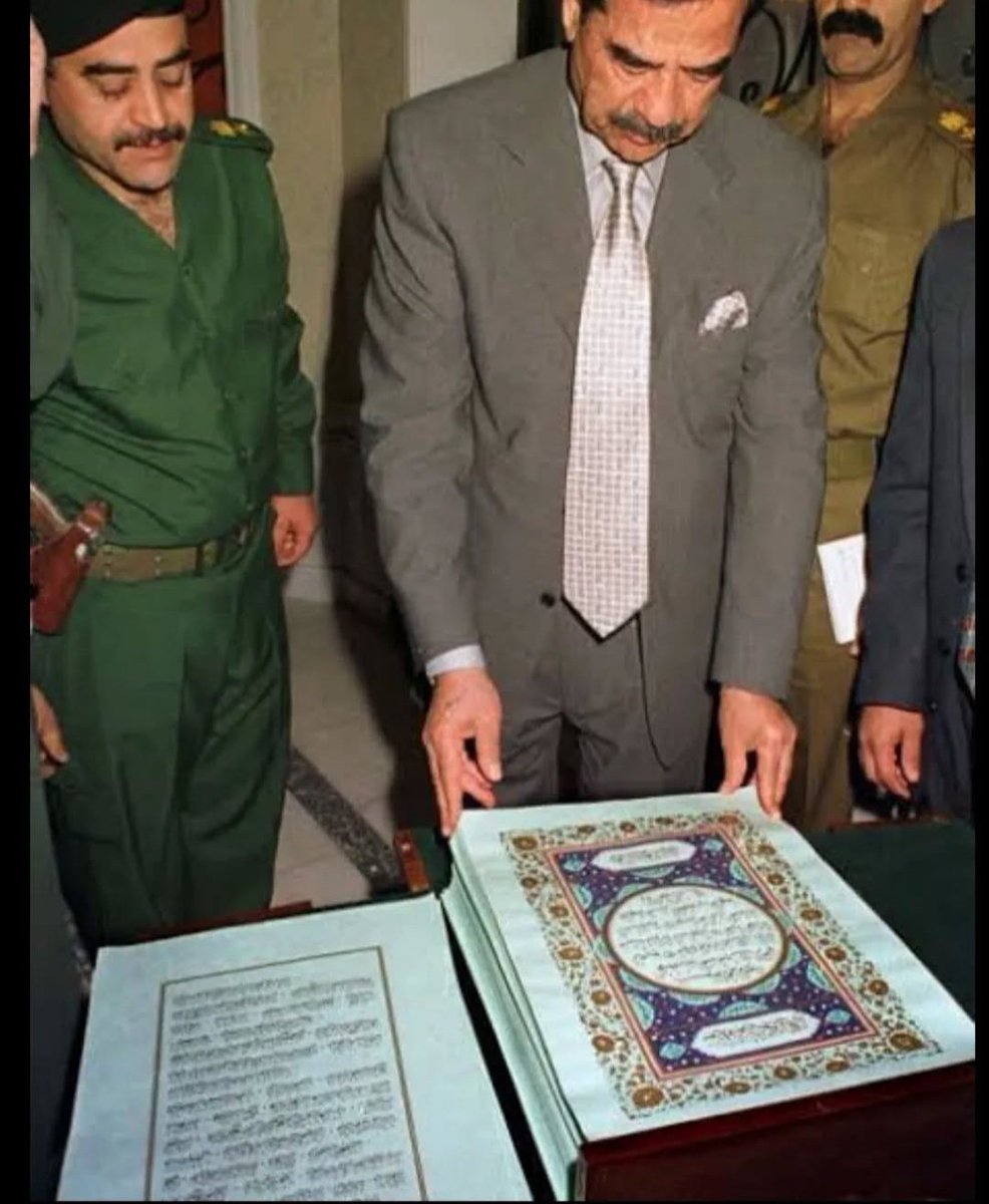 KANLA YAZILAN KUR'AN.!

Irak'ta Hattatların Reisi unvanı ile anılan Ş. C. Abbas Bağdadî tarafından Saddam Hüseyin'in kanı ile yazıldı

Kur'an'ı Kerim'i yazmak için 40 şişe kan kullanılmıştır.!
Kanla yazılan Kur'an şu an, Bağdat'ta 3 farklı kilidi olan bir odada tutuluyor .