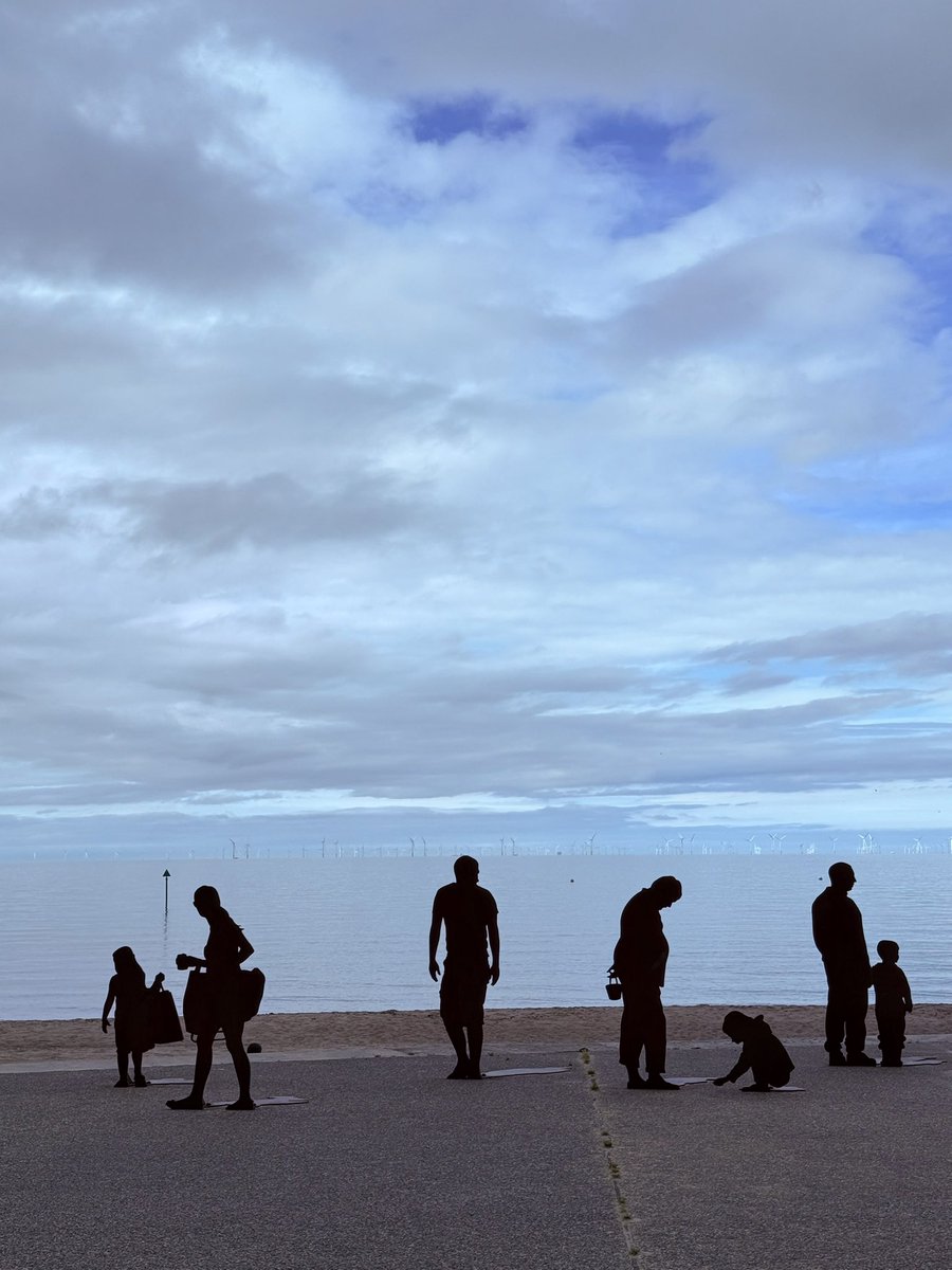 FionaBLees's tweet image. Silhouettes permanently casting their shadows at Conway Bay provide an everlasting image of beach life 🏖️ #NorthWales Part of the fabulous waterfront development by @ConwyCBC to renew coastal defences and create beautiful community spaces🩵