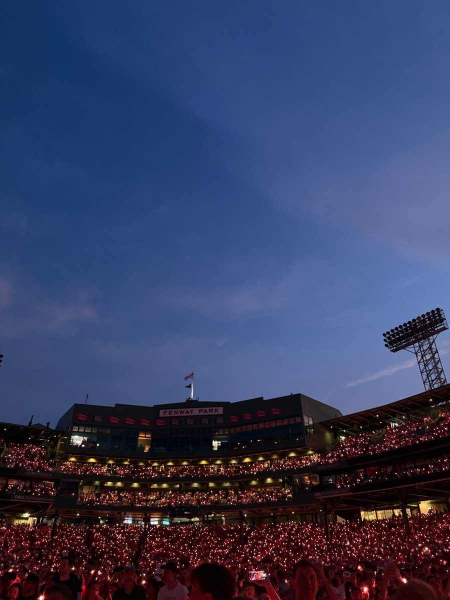 Friday night at Fenway Park.

🤍