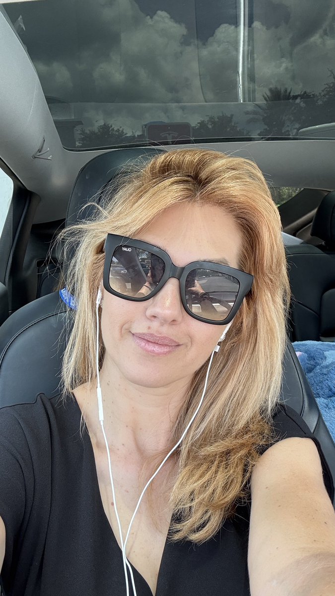 alessandrajokes's tweet image. Going back home now - totally recharged and FSD will drive me. What should I listen on my Apple Music? Drop your favorite songs on the comments bellow. I got 3 hours to be dancing away and listening good music 🎵