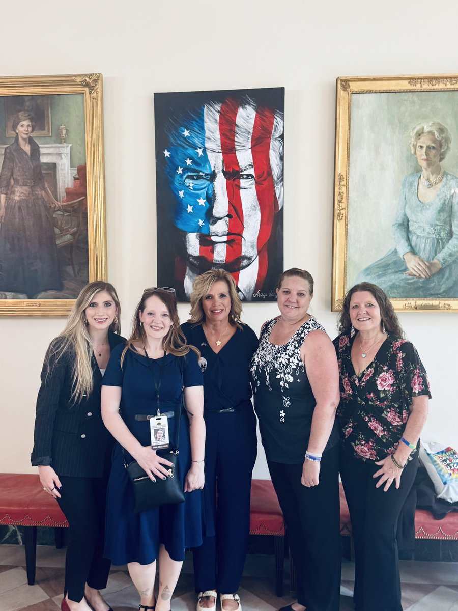 KiprilovNicole's tweet image. President Trump signed the HALT Fentanyl Act to curb the illicit flow of fentanyl into our country. @TABSReport brought 23+ Angel Families who have lost loved ones to fentanyl poisoning, and I was beyond honored to stand by these families as they witnessed our President sign this…