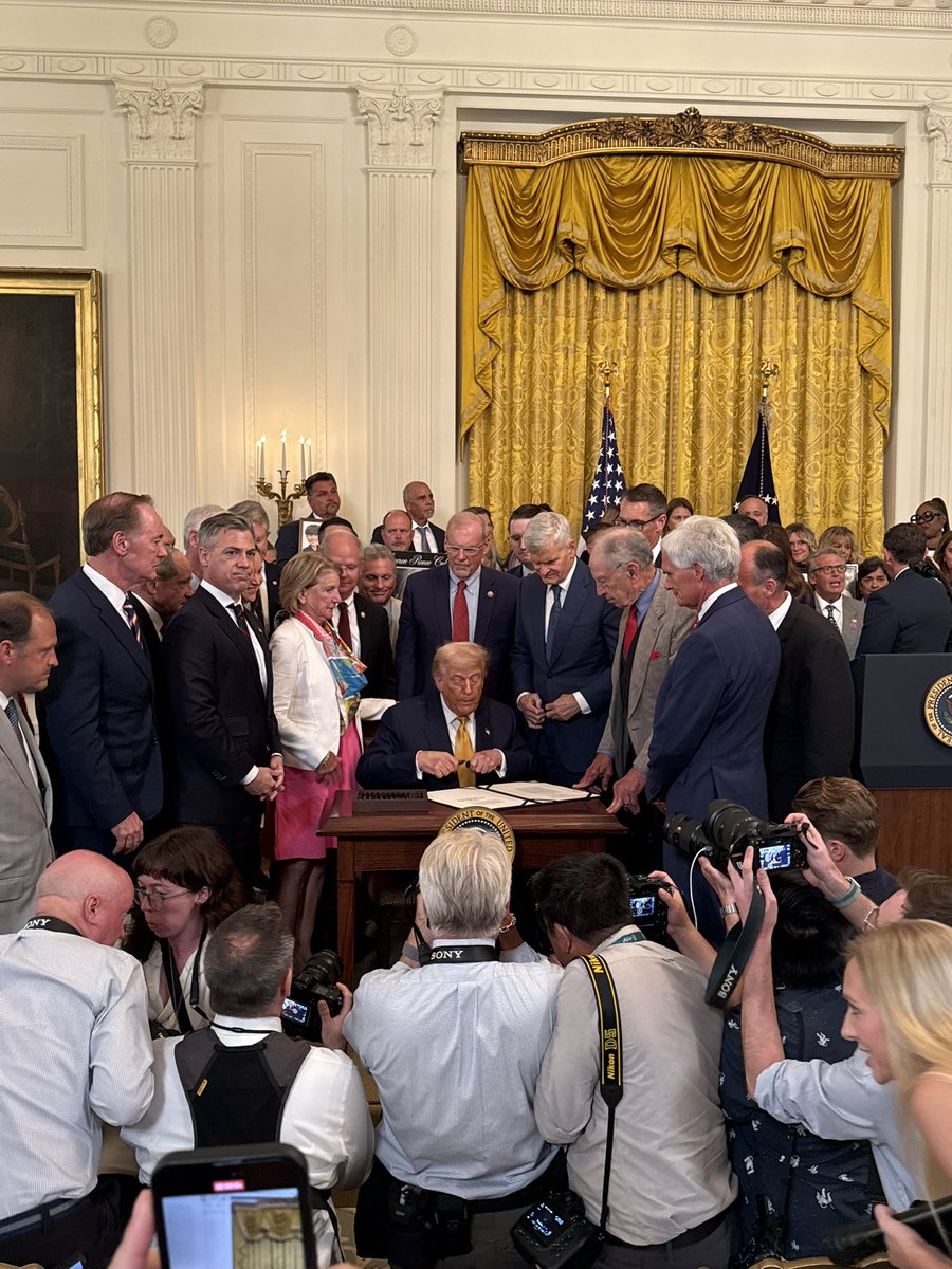 KiprilovNicole's tweet image. President Trump signed the HALT Fentanyl Act to curb the illicit flow of fentanyl into our country. @TABSReport brought 23+ Angel Families who have lost loved ones to fentanyl poisoning, and I was beyond honored to stand by these families as they witnessed our President sign this…