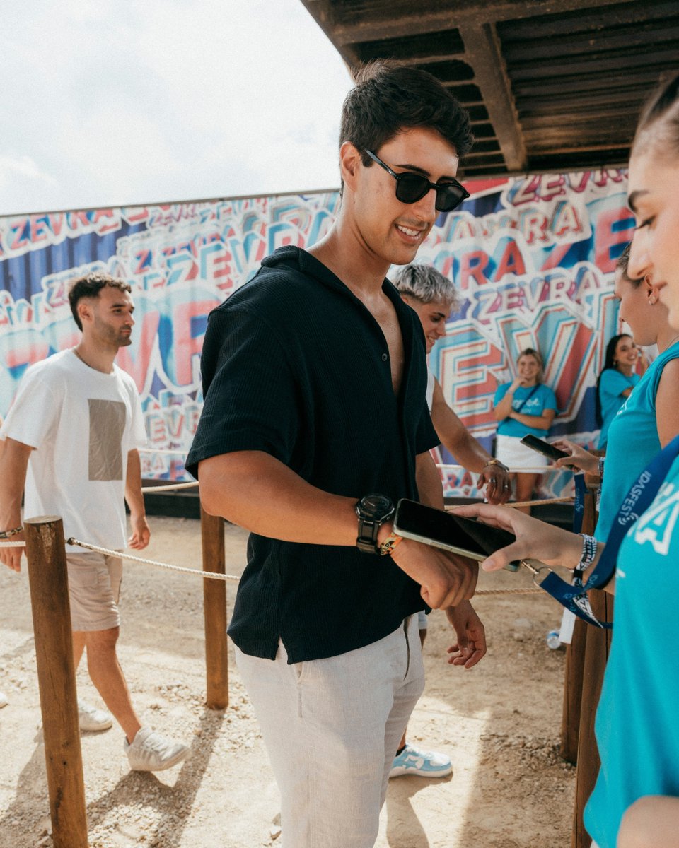 Ya hay Zevras recorriendo el recinto, pillando sitio, bailando, haciéndose fotos... Esto ya está en marcha.

Disfrutadlo a fuego, que este festival es por y para vosotros.

Gracias por estar aquí 🫶🏼🦓