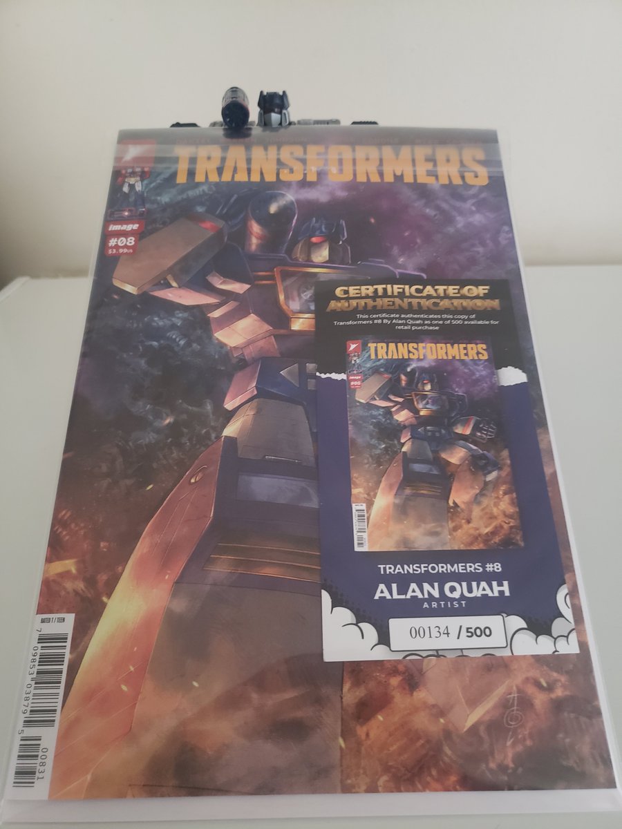 BestSimperOfTF's tweet image. A friend got me the Skybound Issue 8 with Soundwave 💜💜💜
The figure head is(I think) the legacy Soundwave figure? I'll post him more when I order/get blokees