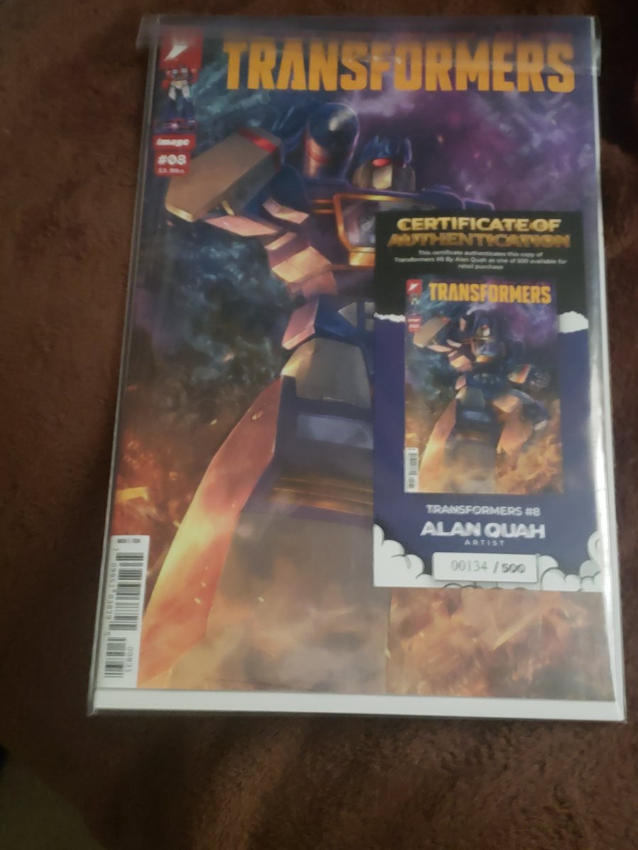 BestSimperOfTF's tweet image. A friend got me the Skybound Issue 8 with Soundwave 💜💜💜
The figure head is(I think) the legacy Soundwave figure? I'll post him more when I order/get blokees