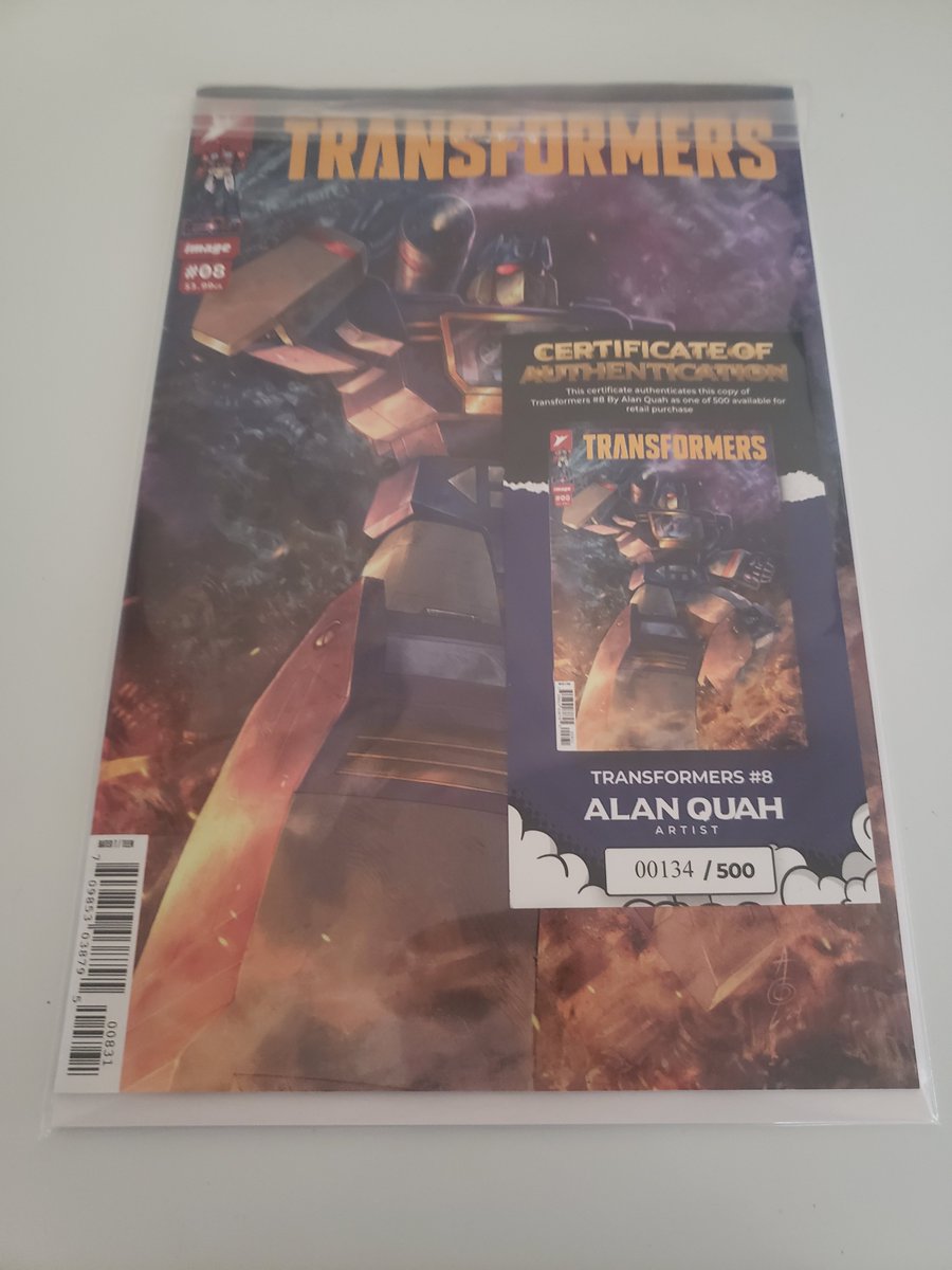 BestSimperOfTF's tweet image. A friend got me the Skybound Issue 8 with Soundwave 💜💜💜
The figure head is(I think) the legacy Soundwave figure? I'll post him more when I order/get blokees