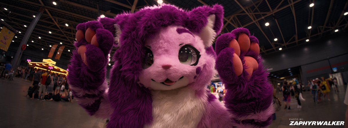 Paws up 🐾✨

#FursuitFriday 

📸: <a href="/ZapyZapZap/">⭐ ZAPHYR COMS OPEN ⭐</a>