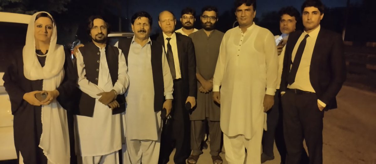 اس وقت رات کے 10 بجے ہیں نو مئی کے مقدمہ 97 میں اج اس مقدمہ کے دوسرے تفتیشی منیر جو کہ ملک سے باہر چلے گئے تھے ان پر میں نے چار ورکرز کی طرف سے اخری جرح مکمل کی ہے۔میں نے اپ سب سے وعدہ کیا تھا کہ انشاءاللہ میں وہ اخری وکیل ہوں گا جو کہ ورکر کے ساتھ اخری دن تک کھڑا رہوں گا