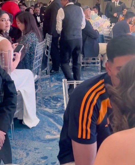 ठुकरा के मेरे प्यार...😃
शुभमन गिल सारा तेंदुलकर के सामने ही किसी और लड़की से चैट करते दिखे 
ये सभी लोग लंदन में एक इवेंट में शामिल हुए थे।