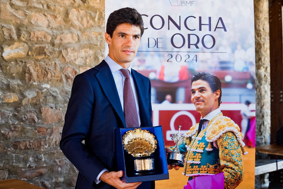 Pablo Aguado recibe la Concha de Oro y premio al triunfador de la Semana Grande de San Sebastián.