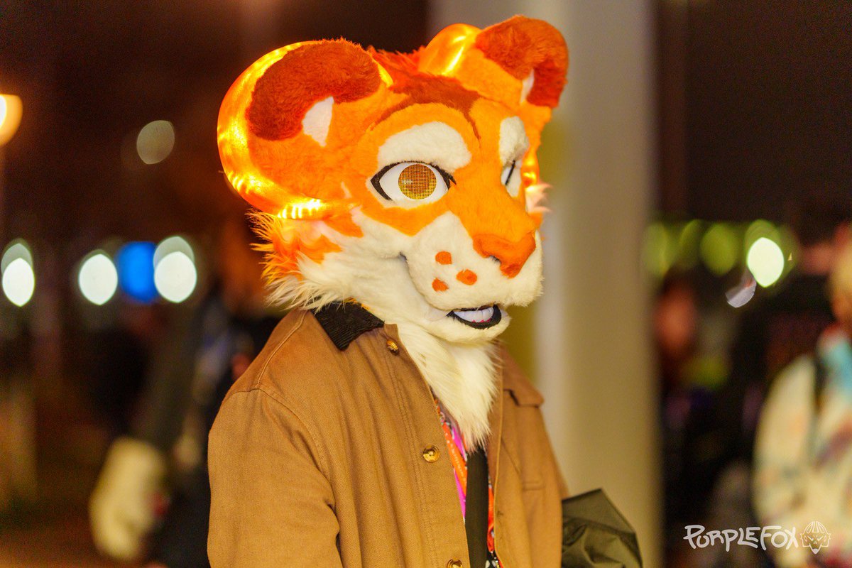 I miss being able to wear all my warm clothes haha, especially in the heat today, anyway happy #FursuitFriday