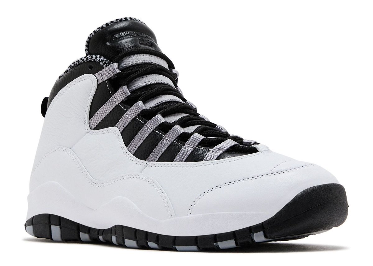 Magic_Mania_'s tweet image. Got a question that maybe my theme park friends can help me with. Which shoe is better, the Jordan 10 or Jordan 40? Looking to grab a pair of either of these in August