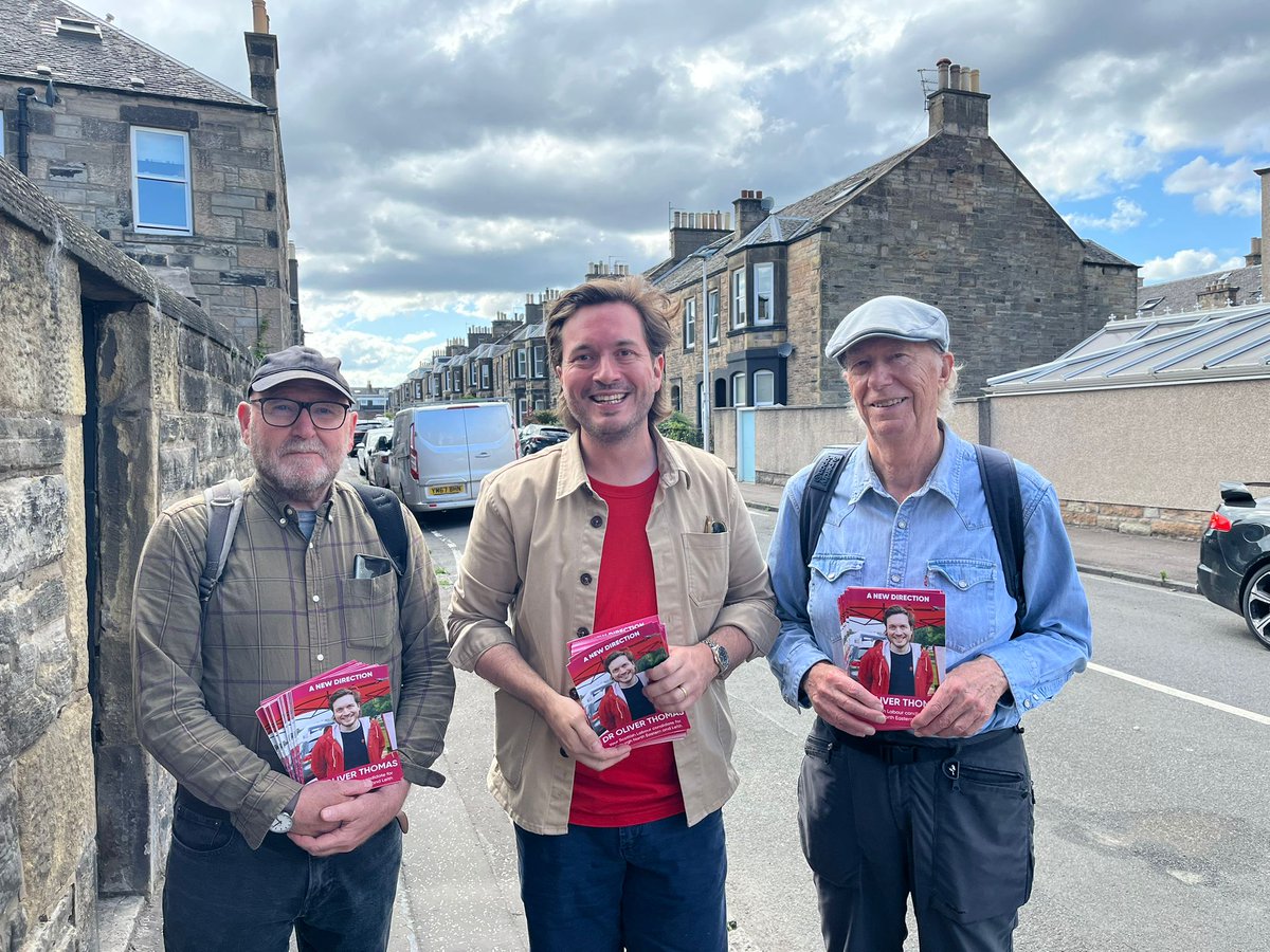 Another great session meeting people in Restalrig today and listening to their stories. Thank you to everyone who took the time to talk to us about what matters most to you. People want a #NewDirection for our community and @scottishlabour are ready to deliver it