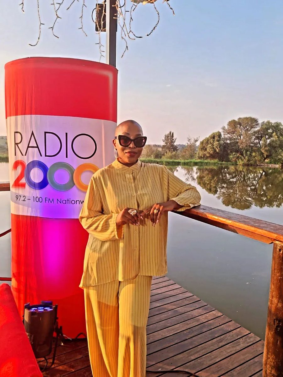 rachysuperstar's tweet photo. A radio girl. https://t.co/PhNVETuCPb