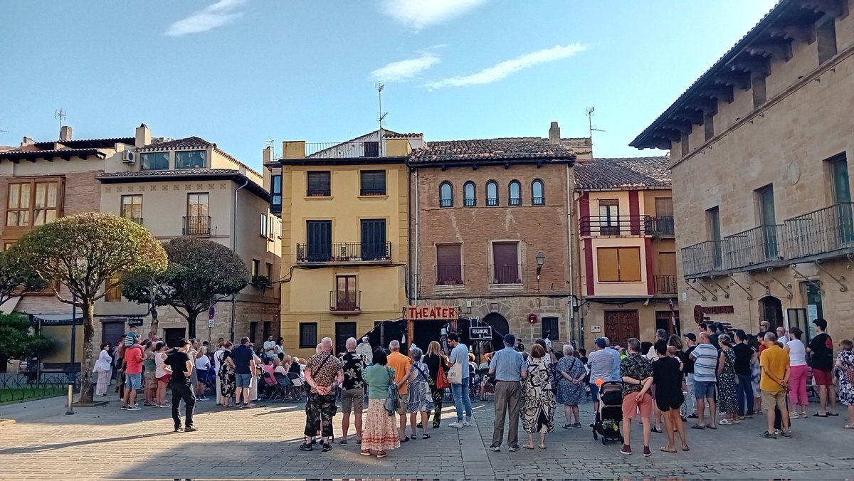 LaSalaRNE's tweet image. ¡Comienza el 26° Festival de Teatro de Olite!
Mañana, 'Welcome & Sorry', de Ganso & Cía, también en San Martín de Unx.
Escénicas y música hasta el 3 de agosto. Toda la información en festivalteatroolite.es y contenidos especiales en #RNE y rtve.es/lasala.