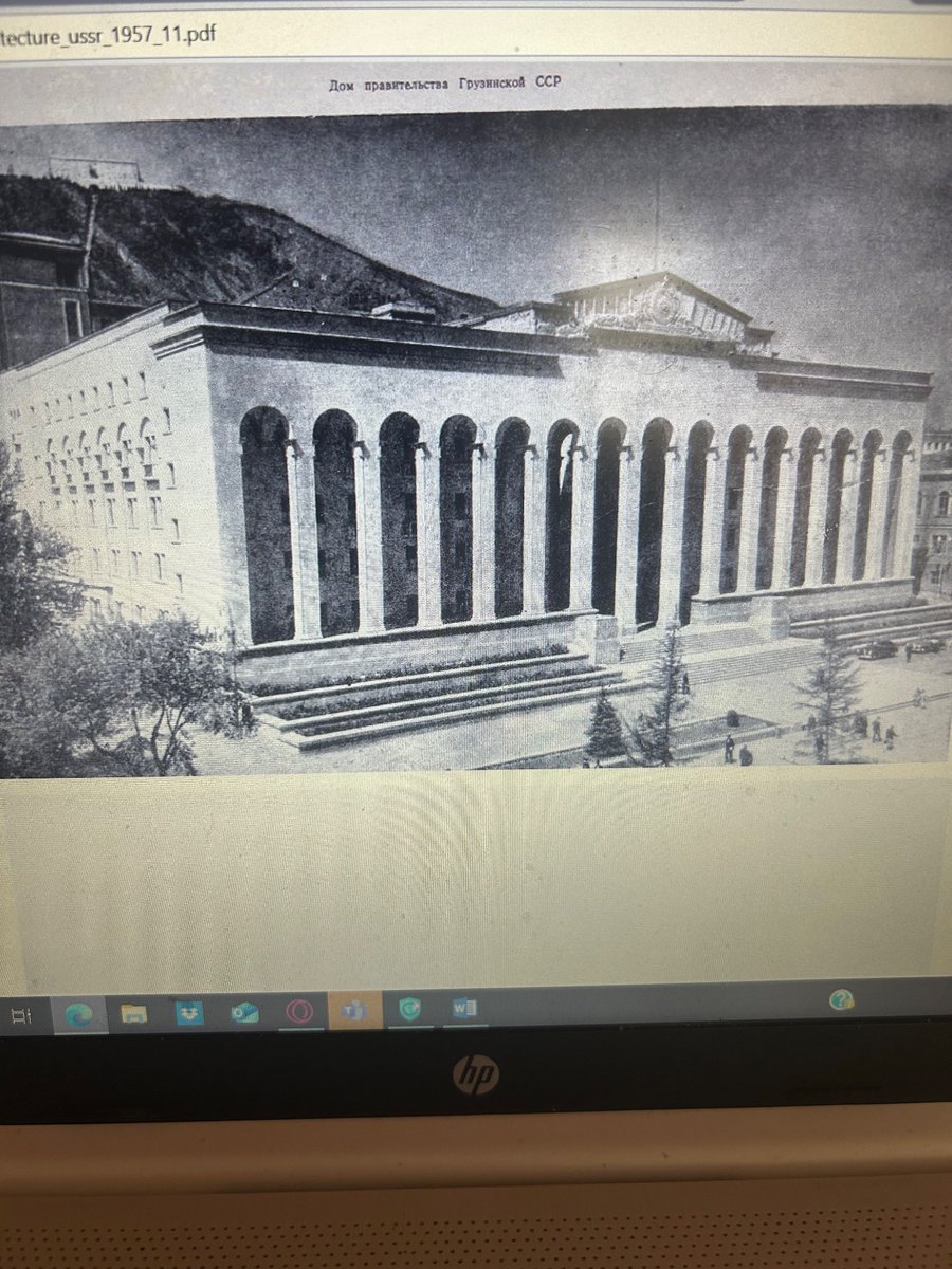 El Parlamento de la Georgia soviética ubicado en la calle Rustaveli de Tiflis. Extracto de una revista soviética de arquitectura del año 1957