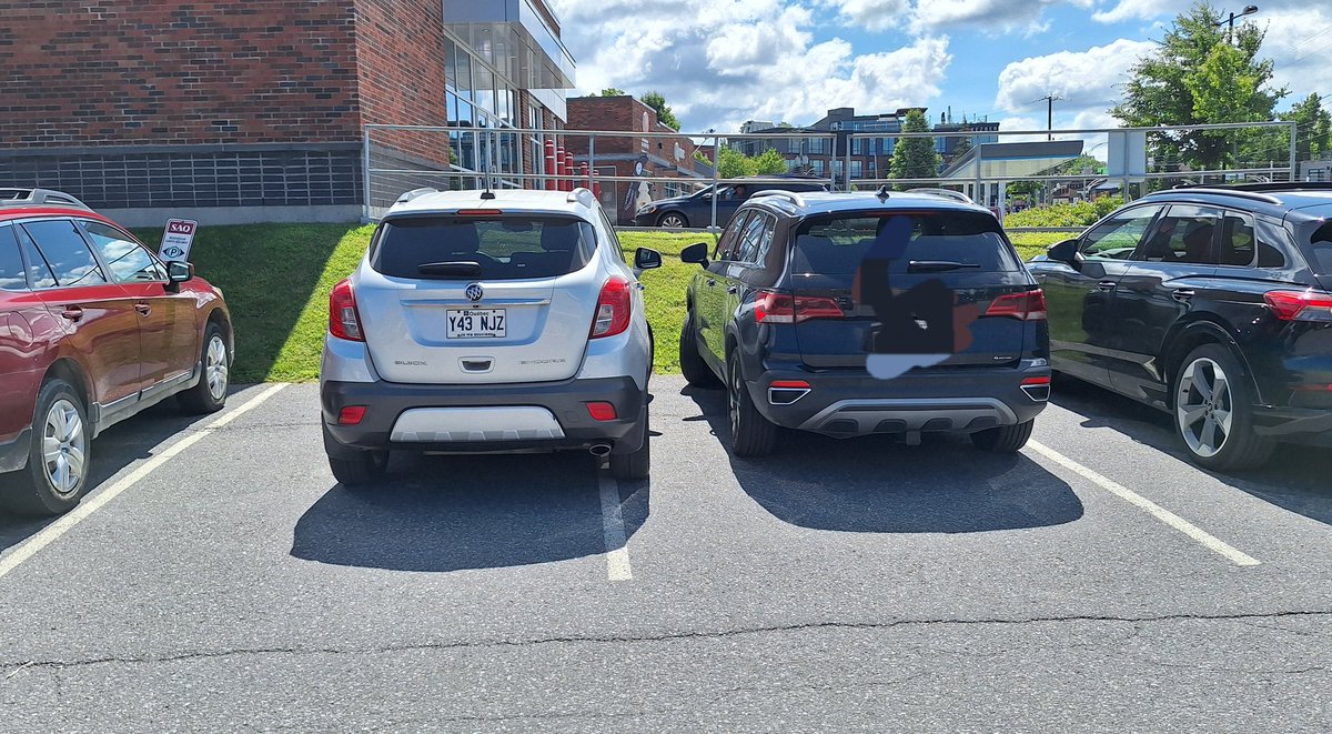 On adore ça des champion(ne)s du stationnement comme ça
(Le véhicule gris) 🙄😒😮‍💨😠