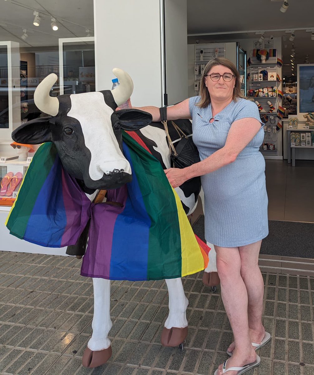 damekatydenise_'s tweet image. Look at this cloven hoofed beast. 

With a plastic cow. 

💋