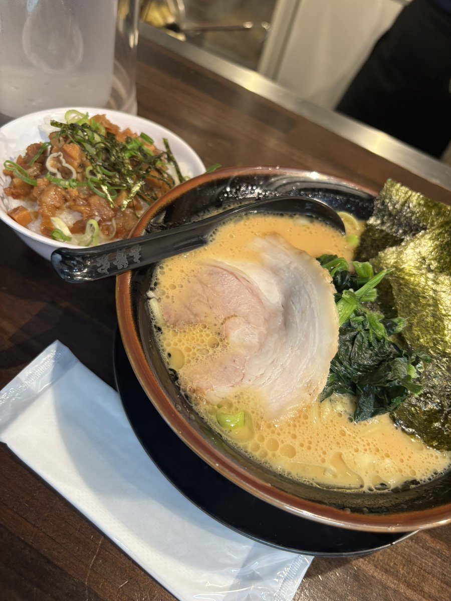 サウナ終わりのラーメンは美味いと聞いて食べたくなり店近くで気になってるラーメン食べましたが、
サウナ後じゃなくてもラーメンは美味しい☺️
#大阪 #日本橋 #ラーメン
