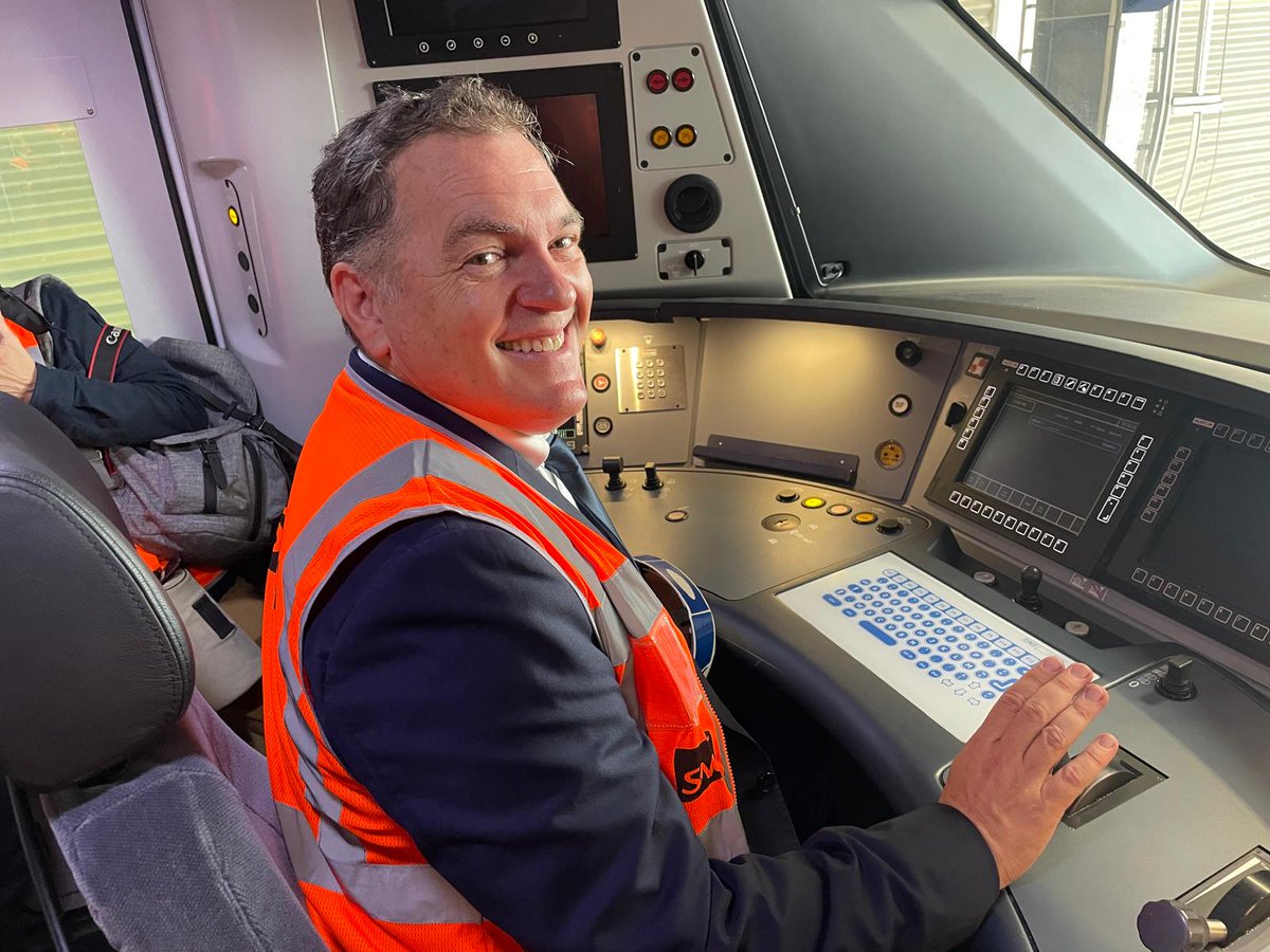 PhilippeTabarot's tweet image. Au tour des trains nationaux longue distance de s'ouvrir à la concurrence !
À Nantes aujourd’hui, j’ai signé avec Christophe Fanichet la nouvelle convention d'exploitation des liaisons de Nantes vers Bordeaux et Lyon.
✅ Pour les 2 millions d'usagers chaque année de ces…