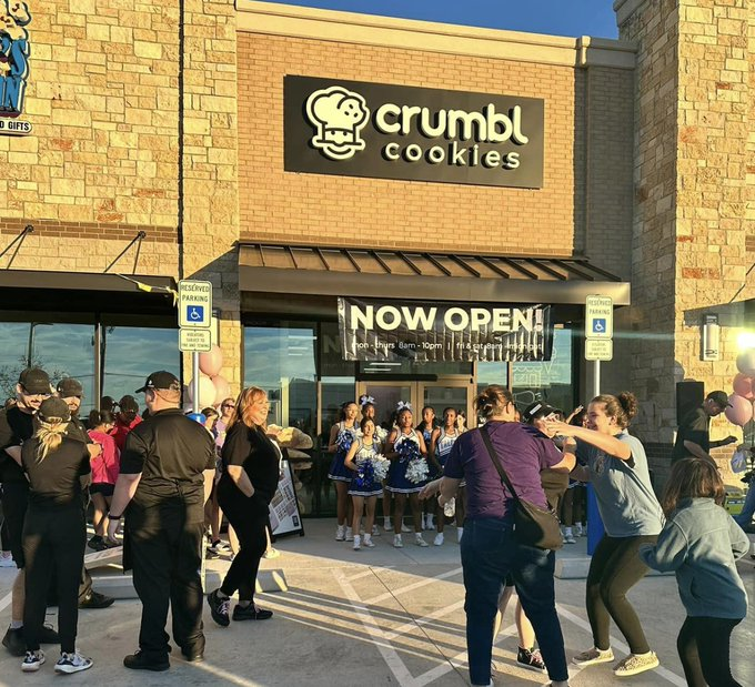 mhp_guy's tweet image. The dirty soda wars just went from hot to SCORCHING.
Crumbl - the king of the cookie - the sultan of sweets - is now selling $6 dirty sodas.
Can you blame them? What's not to love about 95% profit margins? The cup costs more than the ingredients!
This will be fun to watch.
