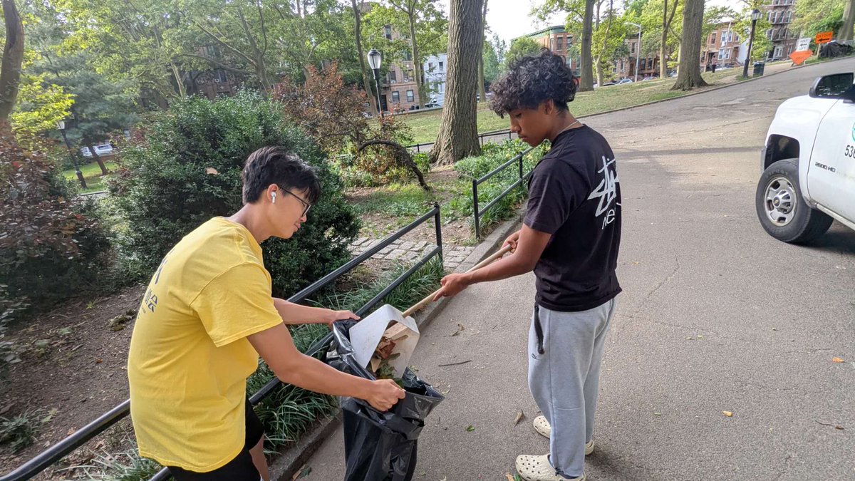pcra_nyc's tweet image. Join the Summer Beautification Program every morning, 7–9 AM:
📍 Leif Ericson Park and Square (Mon–Fri)
67th Street & 9th Avenue
📍 Sunset Park (Mon, Wed, Thurs, Fri)
7th Ave between 41st & 42nd Streets
💪🌼 Book online today!
pcr.nyc/volunteerevent
#pcranyc #nonprofit