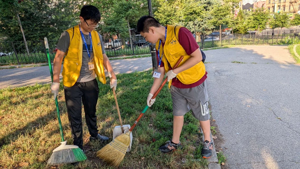 pcra_nyc's tweet image. Join the Summer Beautification Program every morning, 7–9 AM:
📍 Leif Ericson Park and Square (Mon–Fri)
67th Street & 9th Avenue
📍 Sunset Park (Mon, Wed, Thurs, Fri)
7th Ave between 41st & 42nd Streets
💪🌼 Book online today!
pcr.nyc/volunteerevent
#pcranyc #nonprofit