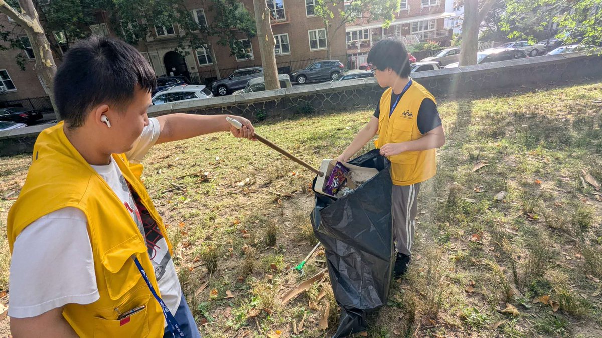 pcra_nyc's tweet image. Join the Summer Beautification Program every morning, 7–9 AM:
📍 Leif Ericson Park and Square (Mon–Fri)
67th Street & 9th Avenue
📍 Sunset Park (Mon, Wed, Thurs, Fri)
7th Ave between 41st & 42nd Streets
💪🌼 Book online today!
pcr.nyc/volunteerevent
#pcranyc #nonprofit