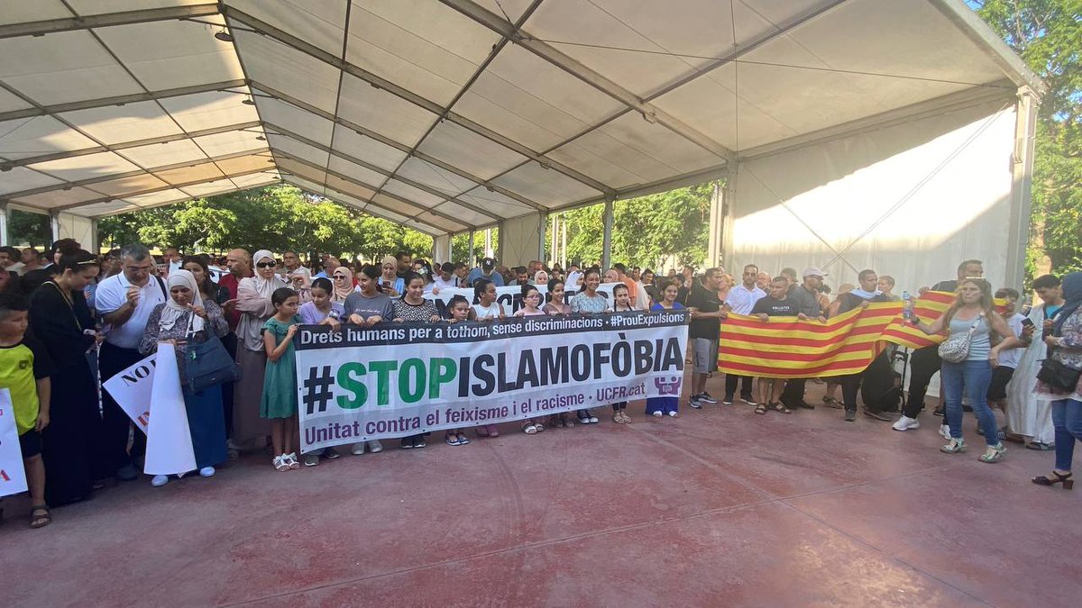 Omnium Anoia es fa present a la manifestació convocada per la Comunitat Islàmica de Piera amb el suport de les entitats cíviques del municipi per fer front comú contra la islamofòbia i denunciar l’atac i crema de la nova mesquita. #stopislamofòbia