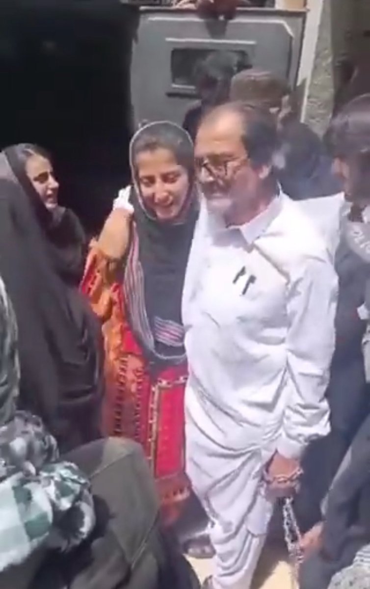 Sammi Deen Baloch (@sammibaluch) on Twitter photo یہ صرف ایک جذباتی لمحہ نہیں یہ تاریخ کے سینے پر وہ زخم ہے جو مزاحمت، قربانی اور ریاستی جبر کے سامنے نہ جھکنے والے حوصلے کی روشن گواہی دیتا ہے۔
بیبو بلوچ، جو گزشتہ چار ماہ سے غیر قانونی حراست میں ہیں، حق اور سچ کی آواز بلند کرنے کی پاداش میں مسلسل ریاستی تشدد کا سامنا کر رہی ہیں۔ یہ صرف ایک جذباتی لمحہ نہیں یہ تاریخ کے سینے پر وہ زخم ہے جو مزاحمت، قربانی اور ریاستی جبر کے سامنے نہ جھکنے والے حوصلے کی روشن گواہی دیتا ہے۔
بیبو بلوچ، جو گزشتہ چار ماہ سے غیر قانونی حراست میں ہیں، حق اور سچ کی آواز بلند کرنے کی پاداش میں مسلسل ریاستی تشدد کا سامنا کر رہی ہیں۔