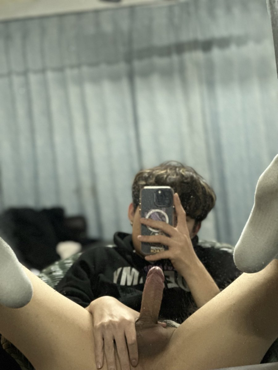 hongjun_0501's tweet photo. 🍆屌翹起來 🦶腳也翹起來了 https://t.co/qYO7GIT9At