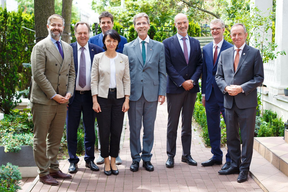 DSGashiRKS's tweet image. This week I organized a farewell lunch for my dear colleague & friend 🇦🇹 Ambassador Andreas Stadler (@AmbAustrii) who is concluding his mandate in Poland. Joined by 🇵🇱 Deputy Foreign Affairs Minister @moscicka_dendys, @PolskiSenat EU Affairs Chairman @profGrodzki, & Ambassadors…