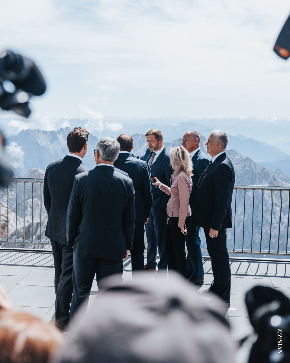 Vit_Rakusan's tweet image. Na vrcholu Zugspitze. Scházím se tady s kolegy z podobně naladěných evropských zemí, které přicházejí s vlastními iniciativami, pokud jde o řešení nelegální migrace. Hledáme konkrétní způsoby, jak zrychlit návraty těch, kdo k nám přišli nelegálně a nemají nárok na ochranu, jak…