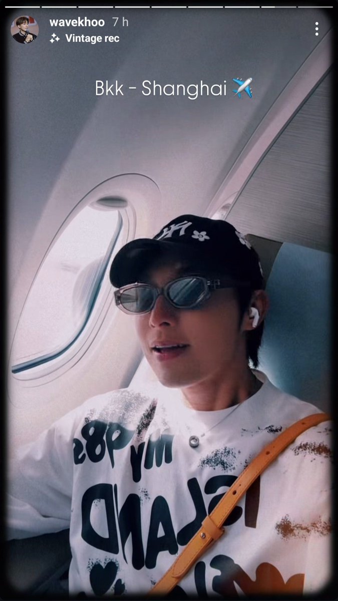 Maybe we should've been talking about this instead of the airport today... Is P'Wave our MC for tomorrow?

#BuildJakapan <a href="/JakeB4rever/">BIU.</a> #Beyourluve