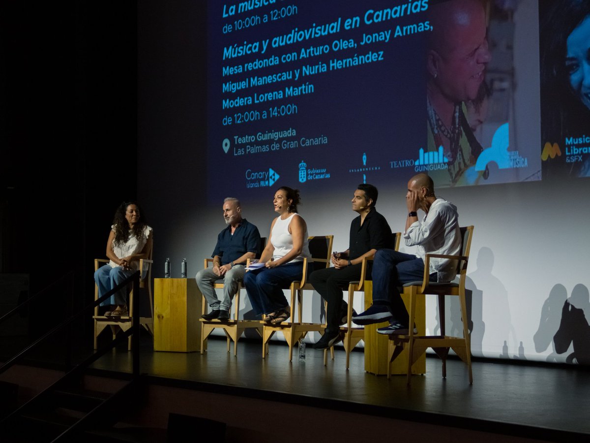 Mañana completísima con una visita por la ciudad (guiad@s por nuestr@s amig@s de @grancanariafilm) y con dos sesiones formativas sobre música, guion y audiovisual. 🎵🎬✒️ Un privilegio recibir a @musiclibrary_sfx, al Clúster Canario de la Música y a compositor Jonay Armas.