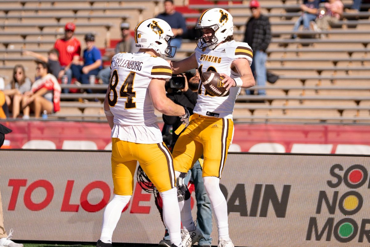 By_RyanThorburn's tweet image. "He's so calm, cool and collected." @wyo_football QB @_kadenanderson's confidence permeates through the team as the Pokes prepare for 2025 bounce back.
📰 | tinyurl.com/26pz82uz
#GoWyo 🏈 #MWFB